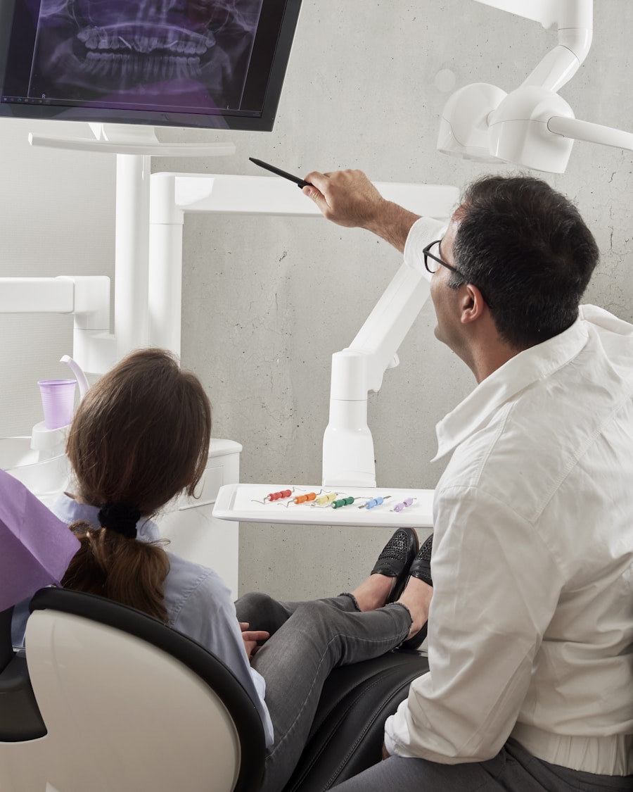 Especialista en estética dental revisando el diagnóstico con la paciente